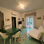 E Flat Park And Pool Holiday home *